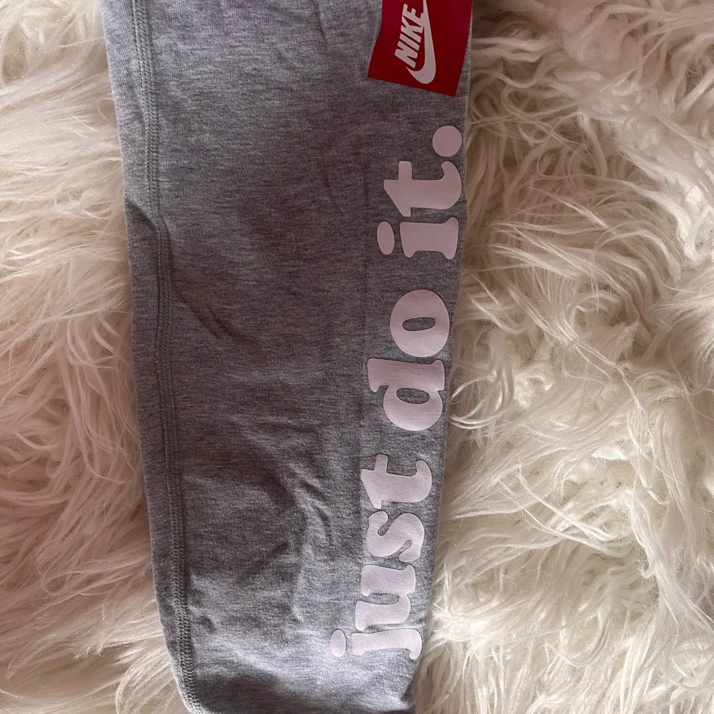 Nike Women's Gray Leggings - Picture 3 of 5